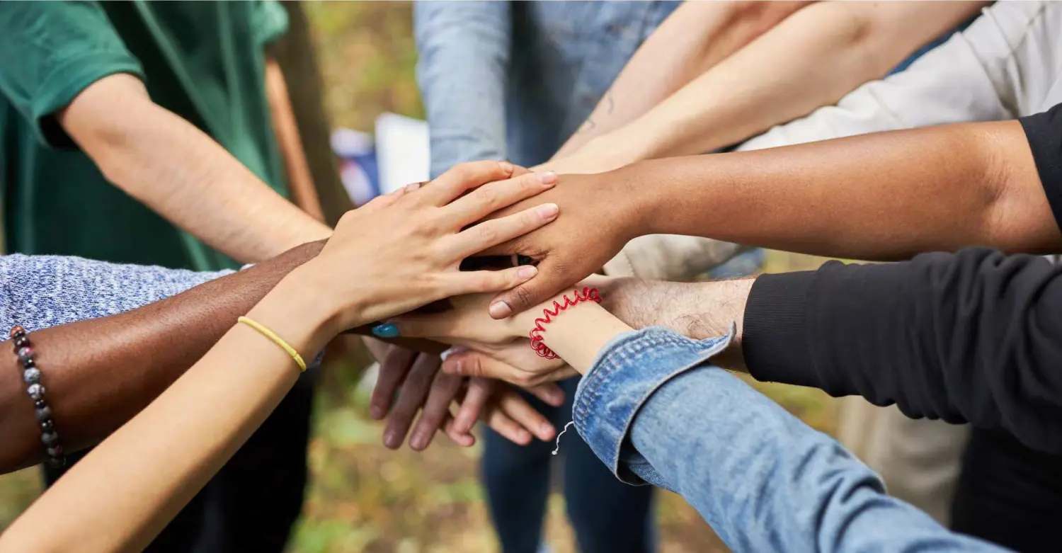 Actions of Hope e.V. – gemeinnützige Organisation – Hände reichen