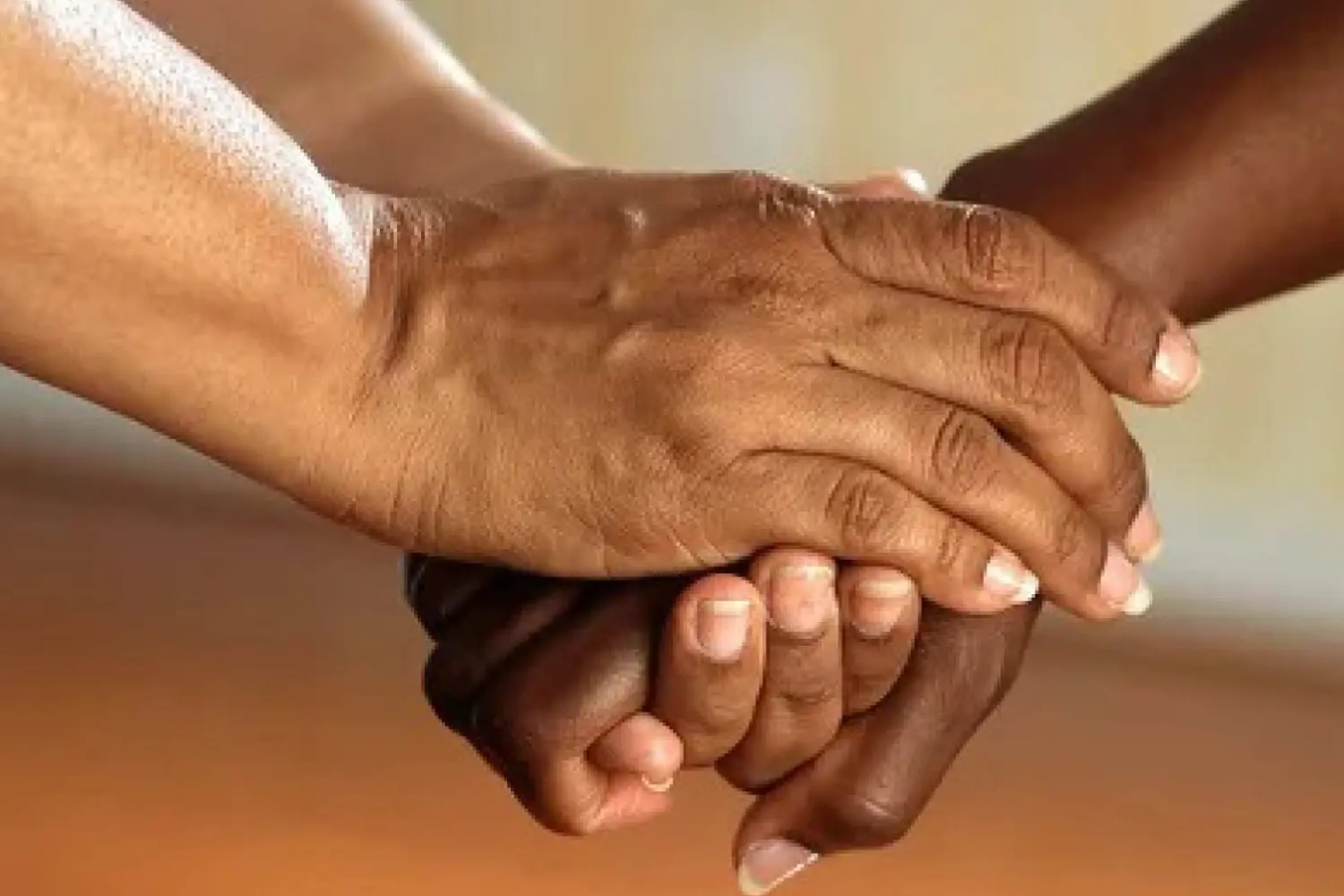 Actions of Hope e.V. – gemeinnützige Organisation – Händchen haltend