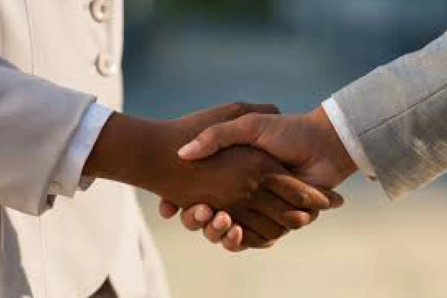 Actions of Hope e.V. – gemeinnützige Organisation – Händchen haltend