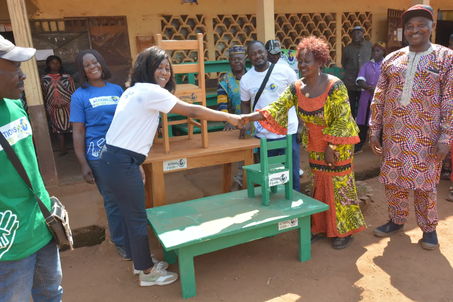 Actions of Hope e.V. – gemeinnützige Organisation – Aktion Schultische & Stühle für die ganz Kleinen