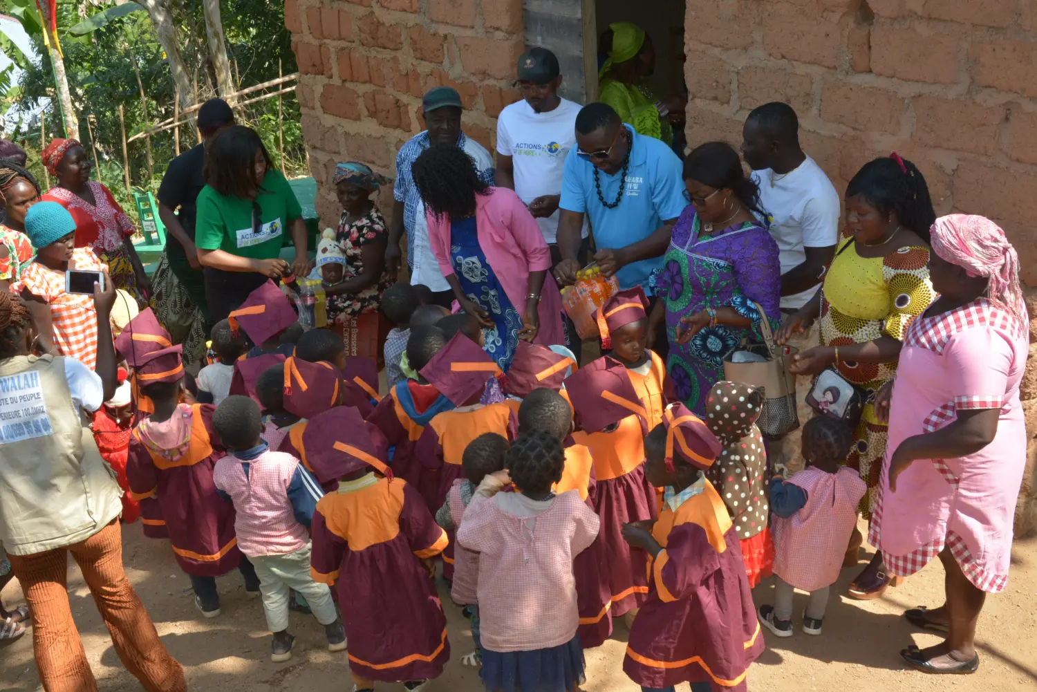 Actions of Hope e.V. – gemeinnützige Organisation – Aktion Schultische & Stühle für die ganz Kleinen