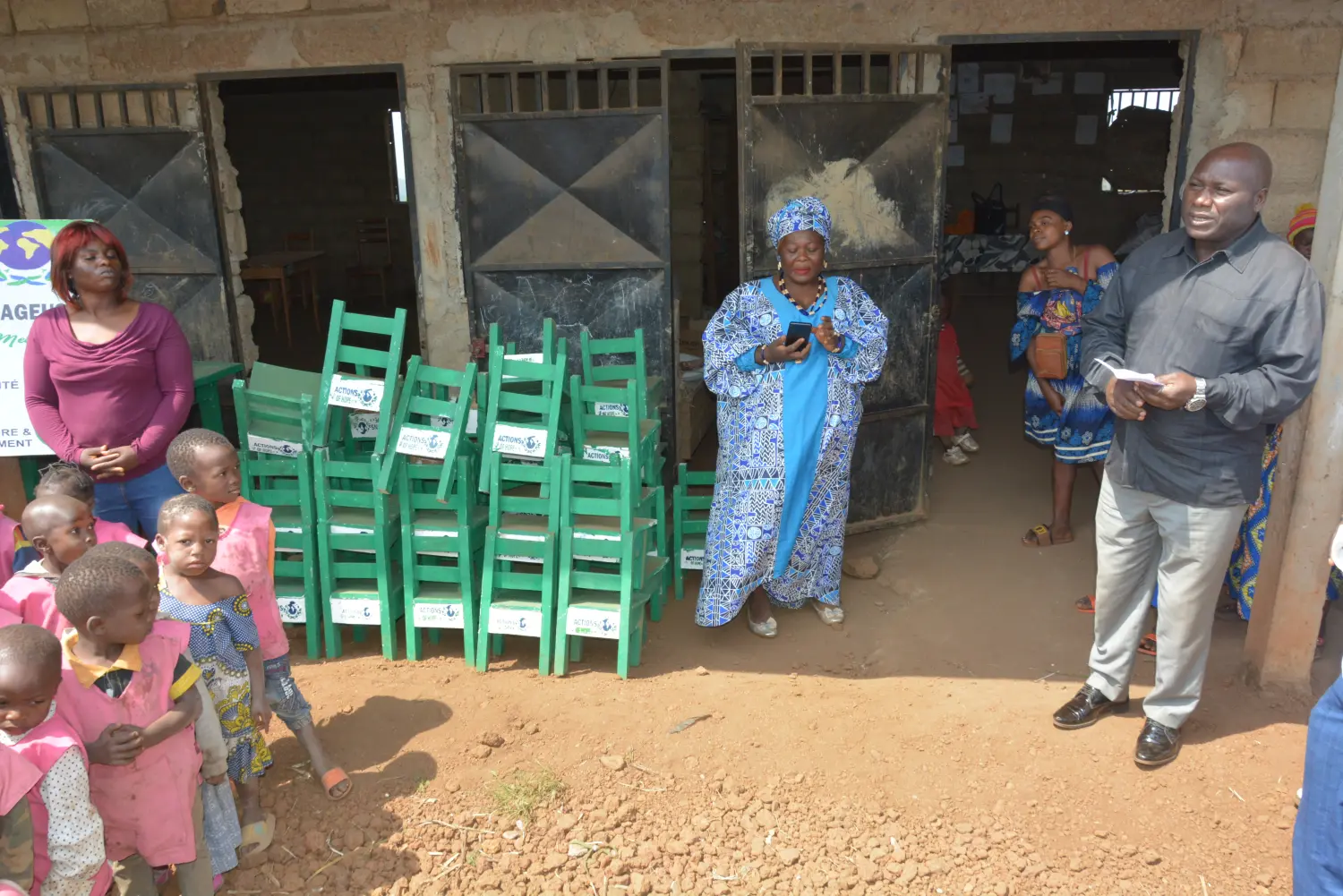 Actions of Hope e.V. – gemeinnützige Organisation – Aktion Schultische & Stühle für die ganz Kleinen